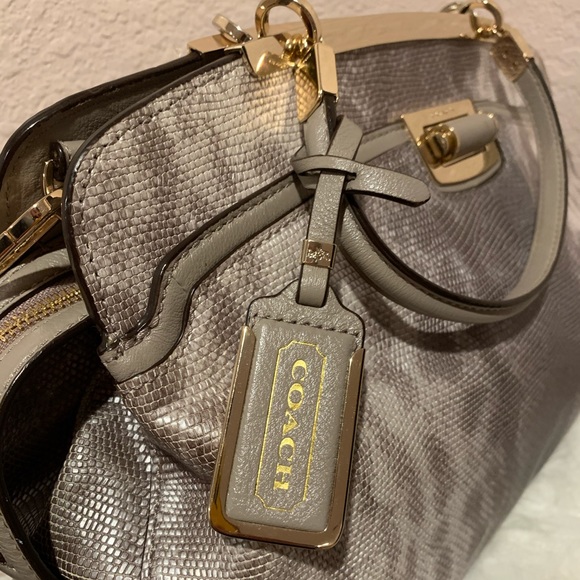 Previously owned Coach handbag! - Picture 3 of 8